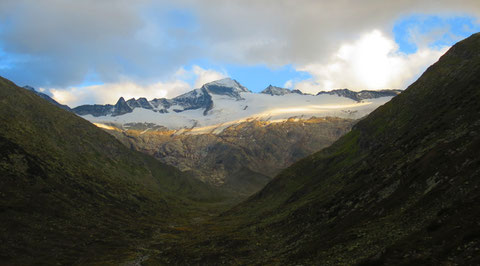 Die letzten Sonnenstrahlen des Tages streichen sanft über die Gletscher der "Tauernkönigin" -------- Blick von der Osnabrücker Hütte durch das Großelendtal auf die Hochalmspitze 3.360m