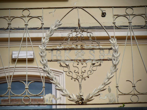 Am Balkongeländer sind noch heute die Initialien (K S) und Insignien (Bergwerkssymbol Schlägel und Eisen) von Kajetan Schnablegger ersichtlich