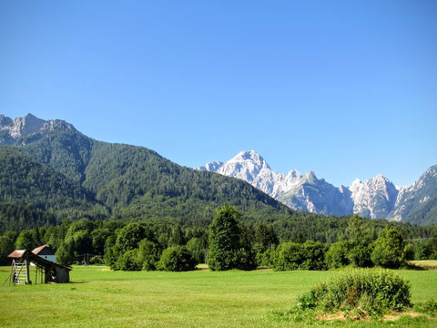 Herrliche bäuerliche Kulturlandschaft bei Rateče (Ratschach) in Slowenien - im Hintergrund der Mangart