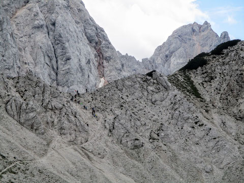Wandergruppe vom Seeländer Sattel (2034m) kommend, dahinter die mächtige Nordwand der Skuta (2.532m)