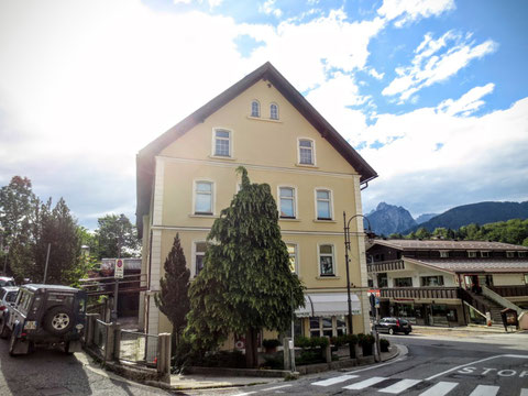 Das 1885 vom damaligen Bürgermeister, Bergwerks- und Immobilienbesitzer Kajetan Schnablegger erbaute ehemalige Hotel Schnablegger in Tarvis