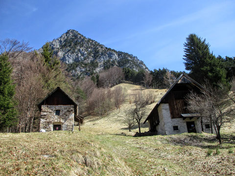 Cifofnik-Ställe - Viehunterstand und Ferienhaus, im Hintergrund der Monte Brizzia