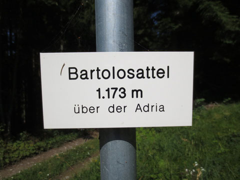 Der Bartolosattel auf 1.173m, gleichzeitig Grenze zwischen Österreich und Italien und tiefste Einsenkung des Karnischen Hauptkammes