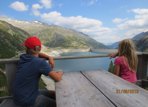 Kurze Rast bei der Jägersteighütte (1.981m) - wunderbarer Ausblick über den Kölbrein-Stausee inklusive