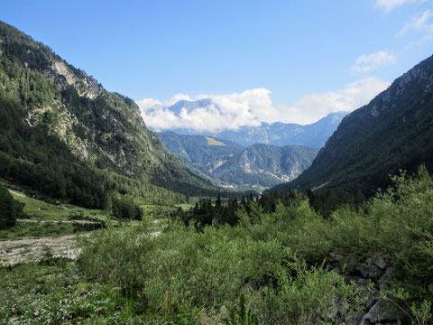 Blick nach Norden über das Tal des Rio Gravon di Gleris, am Ende des Tales der kleine Weiler Aupa/Frattis, darüber die Glazzat-Alm / Malga Glazzat (1.362 m), dahinter wolkenverhüllt, der Hauptkamm der Karnischen Alpen