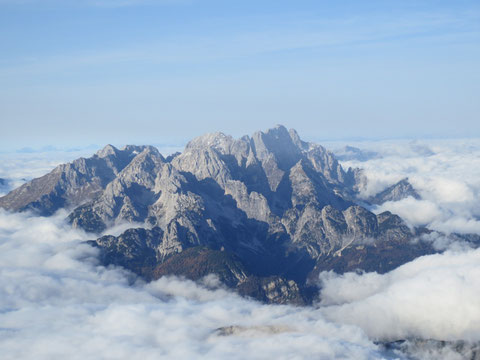 Die Wischberg-Montaschgruppe ragt wie eine Insel aus dem Nebelmeer