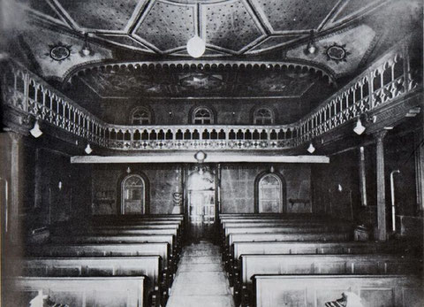 Blick von vorne Richtung Eingang und die Frauenempore mit Galerien der Synagoge Hechingen vor der Demolierung 1938. - Foto: www.foto-keidel.de, alle Rechte vorbehalten!