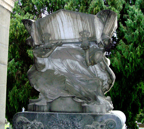 Tomba Cariola, Satglieno, Genova. Sotto, dettagli di una delle due statue.