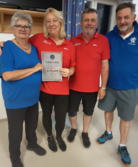 3.Platz : Helga,Regina,Otti und Nösti.
