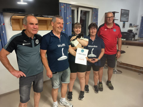 1.Platz:Wuffi,Laura,Monika und Helmut.