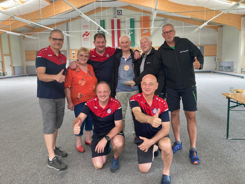 Sieger Kreisliga A 23-06-2024 in Ratten Werner,Thomas mit Mama und Papa,Sepp,Heli vorne Bernhard und Franz
