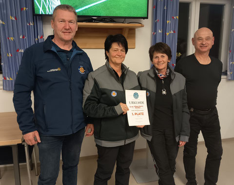1.Platz:Reini,Bine,Burgi und Franz.