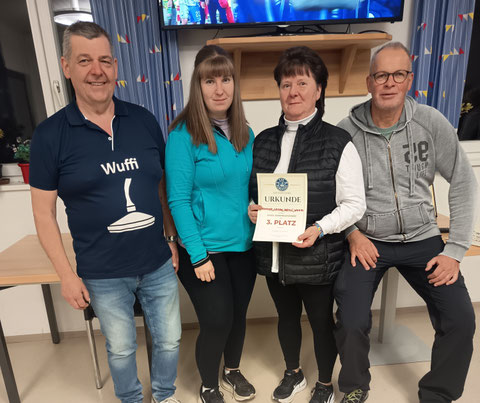 3.Platz:Wuffi,Laura,Monika und Hausi.