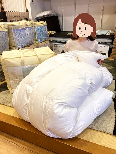 リフォームされた羽毛ふとんで喜ぶ主婦