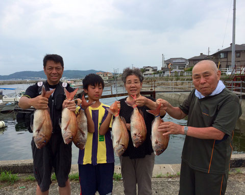 T家　御一行様　ご乗船ありがとうございました。皆様初タイラバでナイスFish!おめでとうございます(*^_^*)　持ってるのは6Fish 釣果は10Fish!!!(^O^)／　今日は天候もイイ感じでした。お兄ちゃんの夏休みの思い出の1ページになったかな？又のご乗船お待ちしてます。(^O^)／