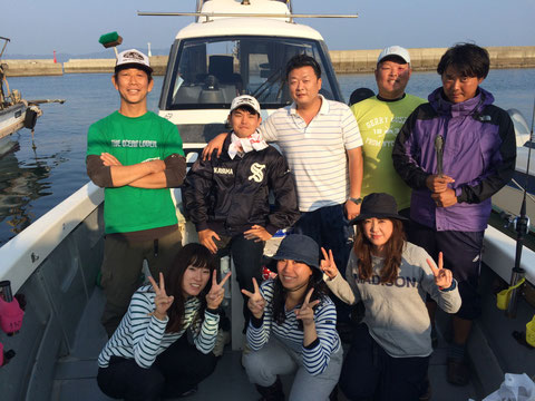 本日は、半数の方が初太刀魚！まずはレクチャーからの時合い突入！！船上大賑わい。その後もそれなりにゲット！お客様OKとの事で早めの終了とさせて頂きました。今日は大忙しでカウントできませんでした((+_+))。リーダーの方お手伝いありがとうございました。(^O^)／お疲れ様でした又のご乗船お待ちしてます。