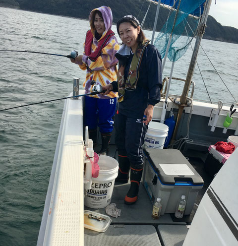 釣り女子！初釣り！初挑戦！頑張ったね(^^♪　　船長の従妹とその友達(^^)/世話がいりました(≧◇≦)(笑)。