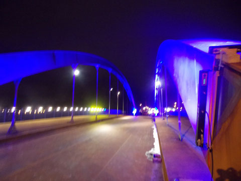 Schon als der Test das erstemal die Brücke im blauen Licht erscheinen ließ konnten diese Bilder gemacht werden.