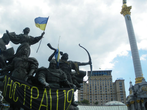 Maidan Juli 2014 Denkmal, Säule und Hotel Ukraina