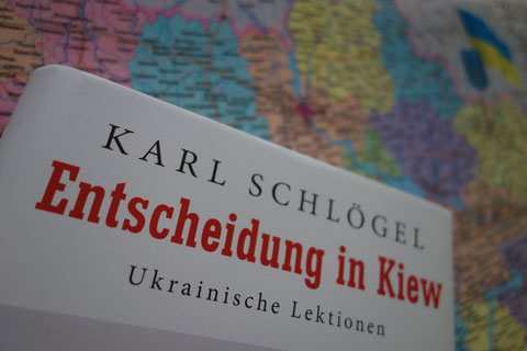 Buchcover Karl Schlögel: Entscheidung in Kiew. Ukrainische Lektionen. Im HIntergrund eine Karte der Ukraine.