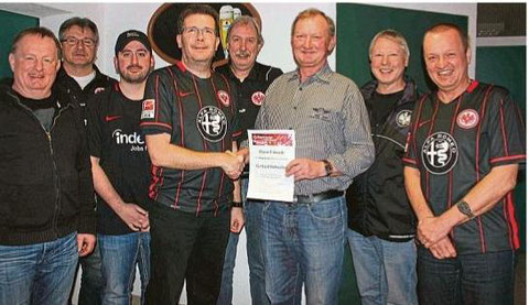 Der Vorstand gratuliert dem Ehrenmitglied (v. l.) Martin Gras, Hartmut Dienstbach, Dominik Lippert, Wolfang Weyand, Dietmar Henrich, Gerhard Bußweiler, Norbert Schamp und Andreas Molitor