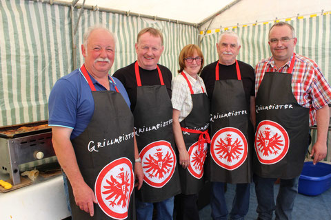 Seit vielen Jahren sind die "Grillmeister" des Eintracht Fanclubs Merenberg ein eingespieltes Team, das die Brunnenfestbesucher mit Essen versorgt (von links): Bernd Orendi, Martin Gras, Andrea Jung, Karl-Heinz Lippert und Thomas Schamp. (Foto: Henche)
