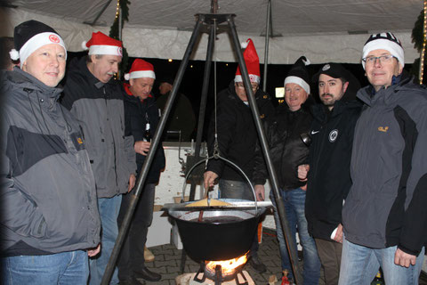 Für den diesjährigen Nikolausmarkt in Merenberg hatte der EFC wieder einen leckeren Zaubertrank (Feuerzangenbowle) für die Gäste vorbereitet.