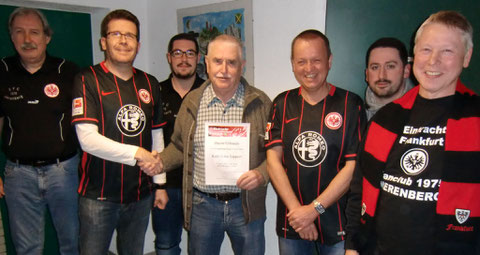 Die Vorstandsmitglieder (v. l.) Dietmar Henrich, Wolfgang Weyand, Niklas Schamp, Andreas Molitor, Dominik Lippert und Norbert Schamp gratulieren Karl-Heinz Lippert (M.) zur Ehrenmitgliedschaft. (Foto: privat)