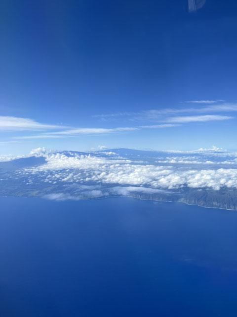 飛行機から美しいマウナケアとマウナロアが見えました