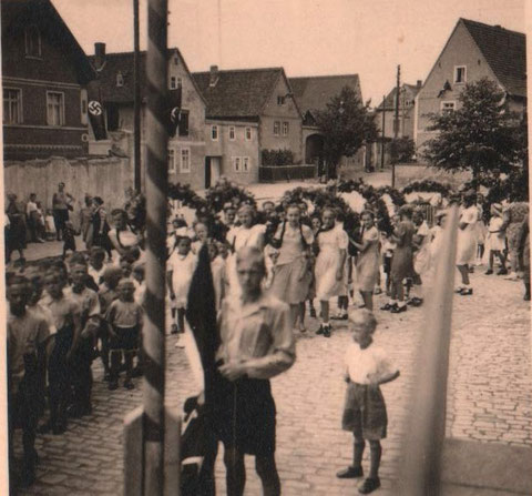 Kinderfestumzug im Krieg