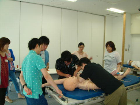 頑張って胸腔ドレーンを挿入しています。