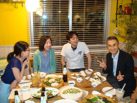 寺沢先生も懇親会に間に合いました。若手のみんなとの楽しい談笑が尽きません。