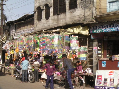 アヨーディヤーで見かけたホーリー用の臨時出店　色粉や水鉄砲が並ぶ