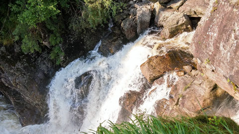 Blick von der Brücke runter auf den Wasserfall.