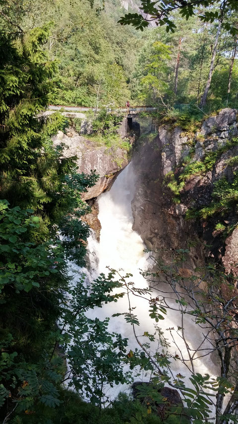 Der Felsbrocken, der den Wasserfall teilt und auf dem die Brücke, die über den Wasserfall führt, aufgebaut ist, nennt man den Kvåsstein, „Kvåsbolte“ .