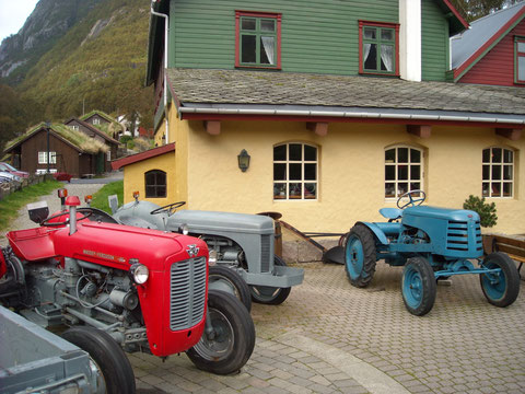 Traktorensammlung vor dem Hotel