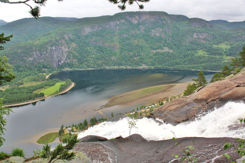 Blick vom Reinårsfossen auf den Campingplatz am Byglandfjord.