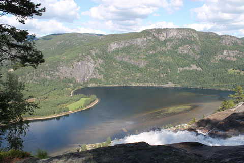 der Reinårsfossen ergießt sich in den Byglandsfjord.