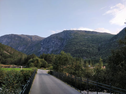 Brücke über den Kinso und "Eingang" zum Husedalen.