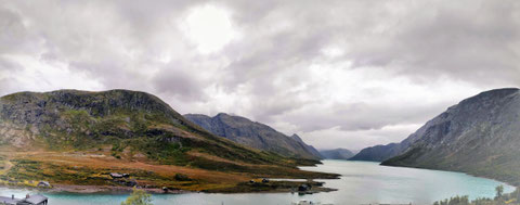 Blick auf den Gjende an der Gjendesheim-DNT-Hütte in Richtung Memurubu