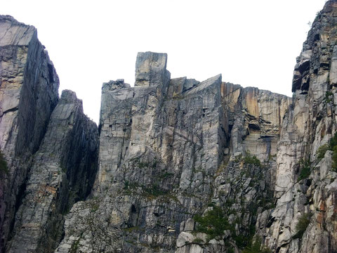 Der Preikestolen vom Lysefjord aus gesehen.