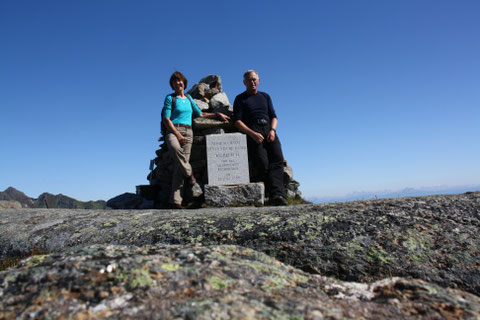 An der Gedenktafel auf dem "Kaiservarden"