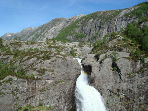 Blick auf den Wasserfall beim Aufstieg zum Fidjadalen nach Mån