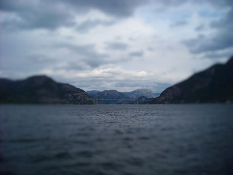 Lysefjordbrua unter Lupensicht