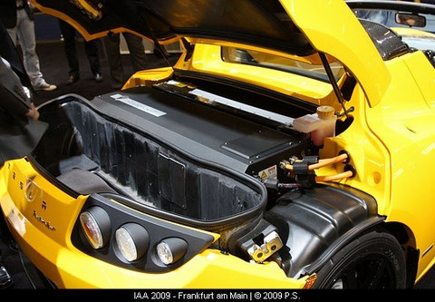 Tesla Roadster gelb, mit offener Motorhaube