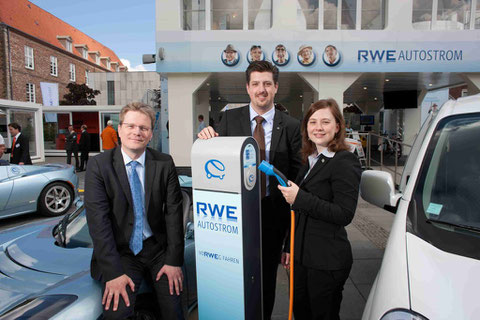 v.l.n.r.: Dr. Marcus Groll, Leiter Kooperation Automobilindustrie bei der RWE Effizienz GmbH, Florian Wunsch - Section Manager Nissan International SA, Caroline Sambale - Referentin Unternehmenskommun