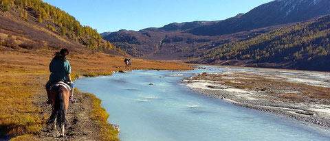 Ancienne vallée glacière en approche du "lac Khoton", l'eau a cette couleur naturelle   