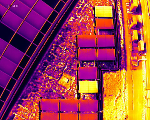 PV-Thermografie eines Solardaches mit Drohne zur Lokalisierung von Hotspots, Stringausfällen und weiteren Fehlerbildern in Photovoltaikmodulen.