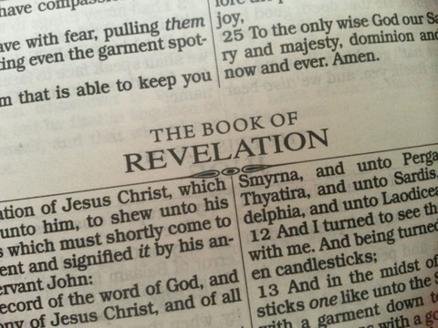 Le dernier verset du chapitre 1 de l’Apocalypse, répète à de nombreuses reprises le nombre 7, nombre symbolique très important et chargé de sens dans la Bible. Les 7 étoiles, les 7 anges, les 7 chandeliers, les 7 églises.