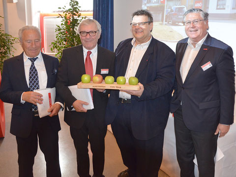 Landeskonferenz des ARBÖ Steiermark in Leoben: ARBÖ-Ehrenpräsident Dr. Heinz Hofer, Präsident Klaus Eichberger und sein Stellvertreter Walter Ferk mit SWV-Präsident Karlheinz Winkler bei der Übergabe der „xund-bleiben-Äpfel“.